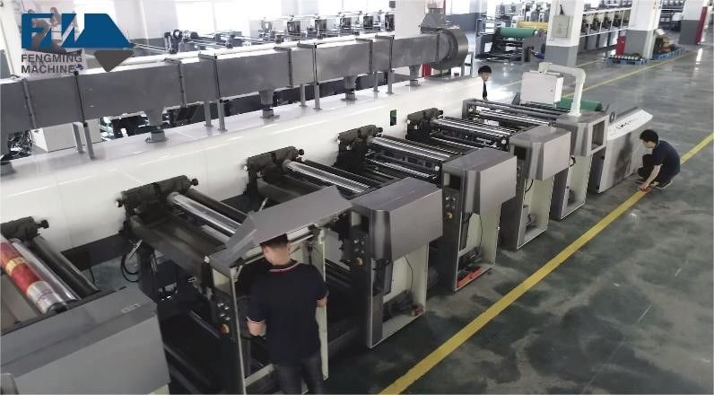 Macchina di stampa flessibile a manica con sistema di caricamento e scarico automatico